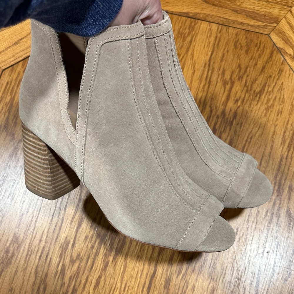 *JOE’S JEANS* Taupe Suede Peep Toe Block Heeled Booties NWOT Size 9 - Picture 2 of 11